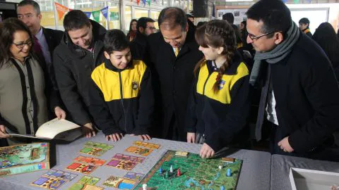 Fosis lanza novedoso juego financiero para que alumnos aprendan a ahorrar desde pequeños