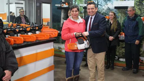 Fosis entrega ayuda a familias afectadas por los incendios forestales