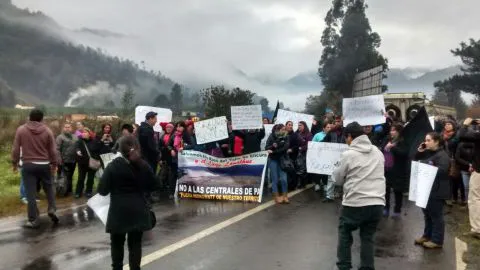 Profesores impagos y comunidades anti hidroelectricas se tomaron ruta P-60 al ingreso norte de Contulmo