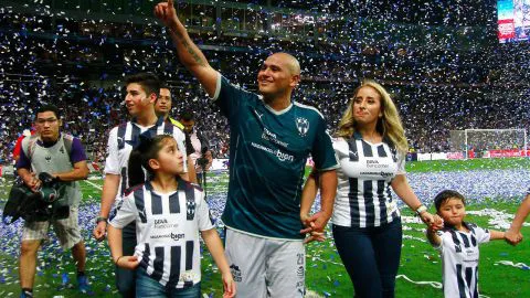 Chupete Suazo vuelve al fútbol chileno