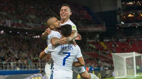 Chile logró un sufrido triunfo ante Camerún en su debut de la Copa Confederaciones