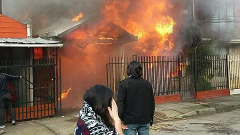 Tres casas afectadas en violento incendio en San Pedro de la Paz