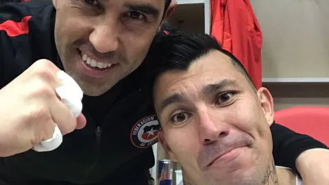 Gary Medel rinde honores a la actuación de Bravo en redes sociales