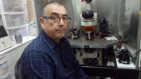Paso a paso: científico penquista descubrió tras investigar 26 años cómo el humano se vuelve adicto al alcohol