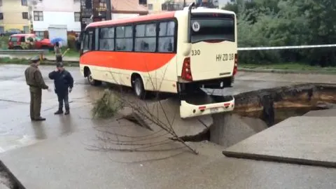 Video capta el momento exacto en que bus se ve afectado por socavón
