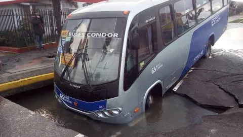 Socavón se “tragó” micro de pasajeros y generó corte de agua de emergencia en Hualpén