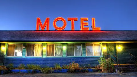 Simuló su secuestro mientras estaba en un motel engañando a su esposo