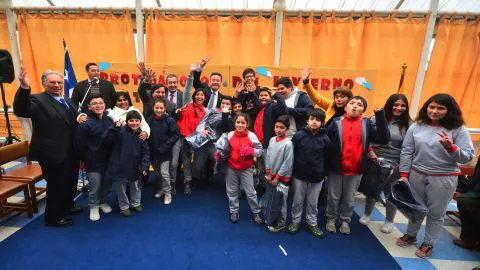Entregan parkas a escolares de Concepción