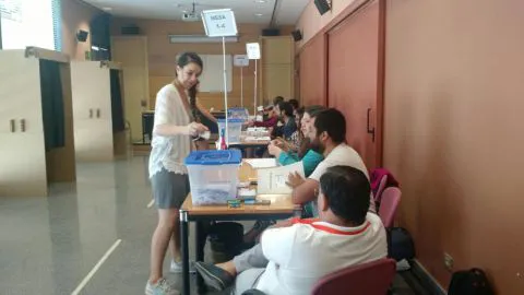 Chilenos en Barcelona comenzaron su proceso de votación para estas Primarias