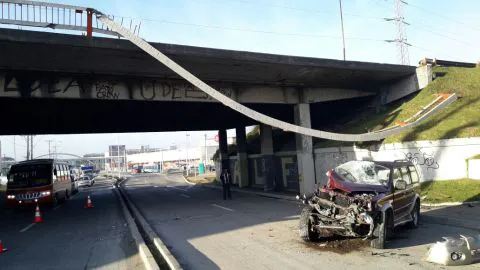 Dos personas resultaron lesionadas luego que un vehículo cayera de una altura de 7 metros en Puente Nobi