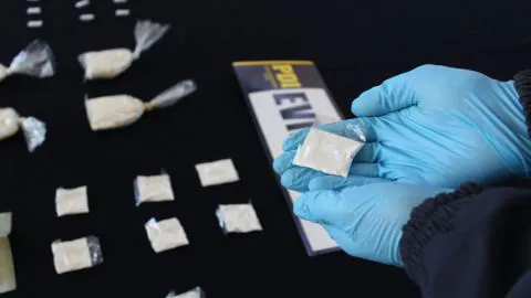 PDI detiene a una mujer con más de 350 dosis de droga y un arma en Los Ángeles