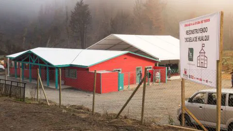 La increíble razón por la que escuela reconstruida tras incendios forestales aún no puede funcionar en Hualqui