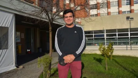 Joven sordo da clase magistral de lengua de señas a través de redes sociales