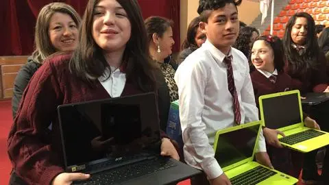 Estudiantes de Lota recibieron computadores del programa “Me Conecto para Aprender”