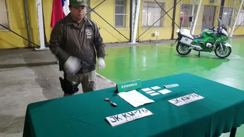 Dos sujetos fueron sorprendidos vendiendo un auto robado en Concepción