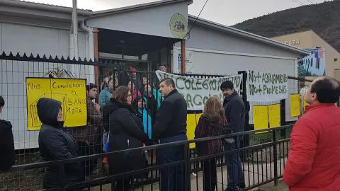 Apoderados se toman escuela de Colcura: exigen mejoras para el establecimiento