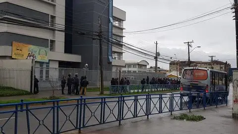 Apoderados pasaron lluvia, viento y frío para que no les dieran cupo