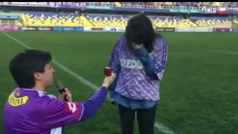 La inusual y romántica petición de matrimonio de un hincha lila