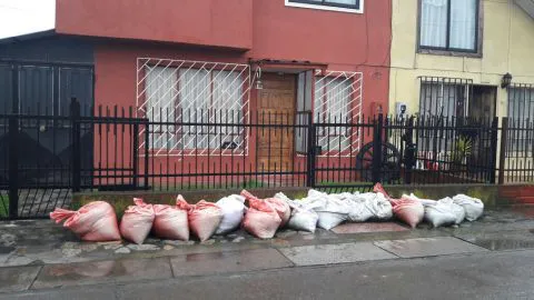 Al menos 15 casas resultaron inundadas en Parque Central de Hualpén
