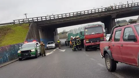 HOMBRE MUERE TRAS SER APLASTADO POR CAMIÓN EN COSTANERA