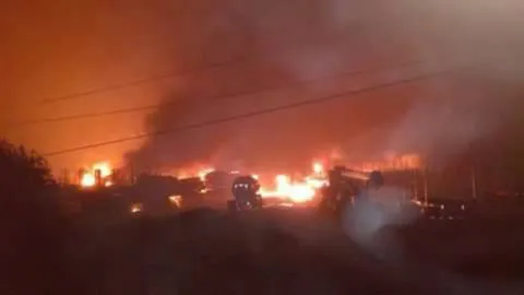 Atentado deja 29 camiones quemados