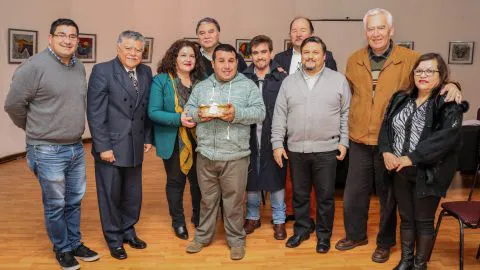 Nuevo reconocimiento a noble cuidador de autos de San Pedro de la Paz