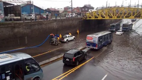 El increíble descuido por el que se inunda el paso bajo nivel Paicaví de Concepción