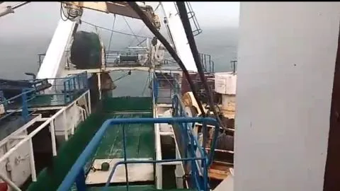 [VIDEO] Tromba marina pasa entre los barcos en Coronel