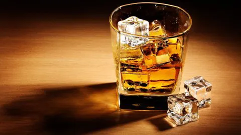 ¡Es un manjar! Insólita cifra por un vaso de Whisky