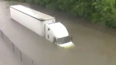 Periodista salva la vida de un camionero en pleno despacho en vivo