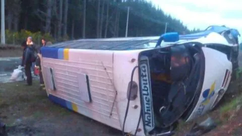 Bus volcó en la Ruta 160 dejando 12 heridos