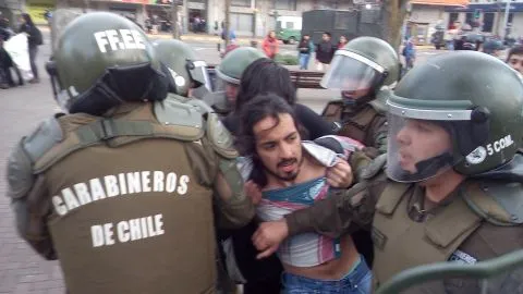 Destrozos y desalojos marcaron violenta jornada de manifestación pro mapuche en Concepción