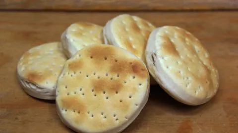Insólito caso: Una hallulla con queso y salame por más de un millón de pesos