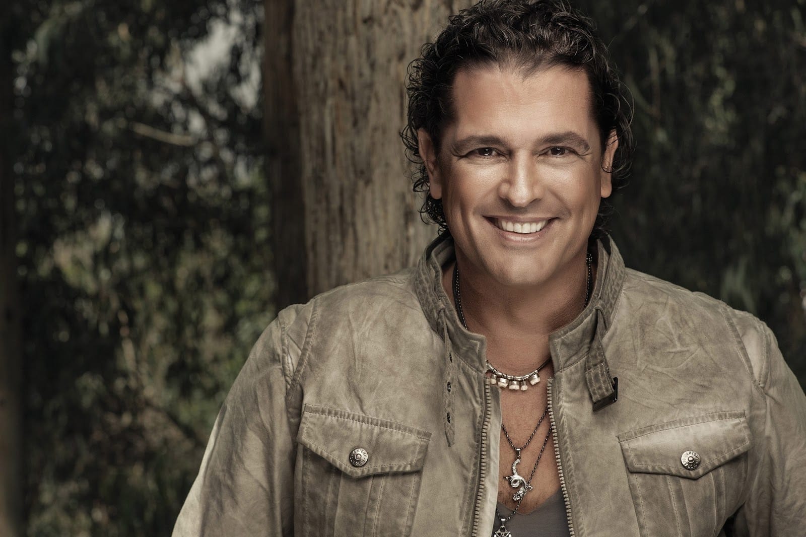 Acusan a Carlos Vives de “dejar en la calle” a su madre