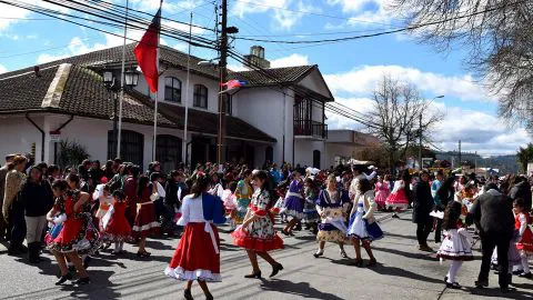 Comuna inicia programa Fiestas Patrias en Familia con más de 300 parejas bailando Cueca