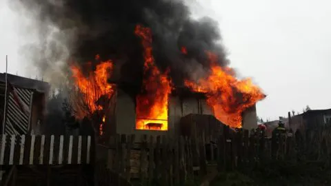 Horrible: casa resultó completamente destruida por incendio en Curanilahue
