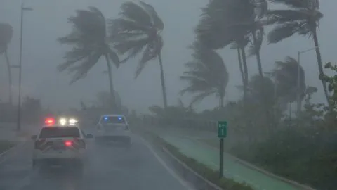 Huracán Irma avanza hacia Miami luego de arrasar Barbuda y azotar Puerto Rico