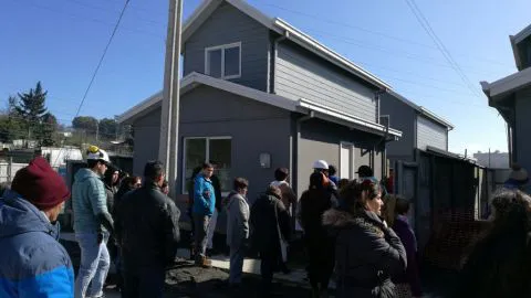 Familias de Aurora de Chile visitan conjunto habitacional Angol ad portas de ser entregado