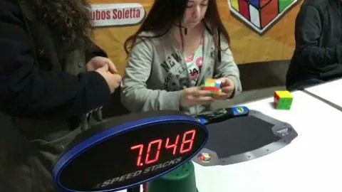PENQUISTA GANA MINI CAMPEONATO DE CUBOS RUBIK