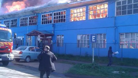 Liceo de Los Álamos es destruido por incendio en pleno horario de clases