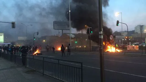 Manifestantes prenden barricadas en la intersección de Prat con Los Carrera en Concepción