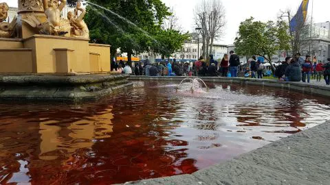 Tiñen de “rojo sangre” el agua de la fuente de la Plaza de Concepción