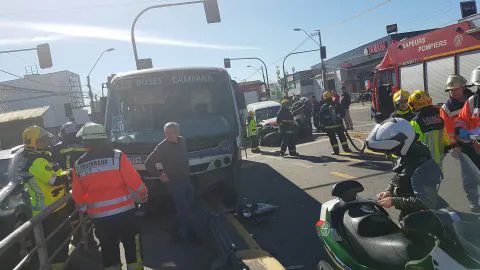 Cinco lesionados y mega taco en Paicaví dejó colisión de micro y camioneta