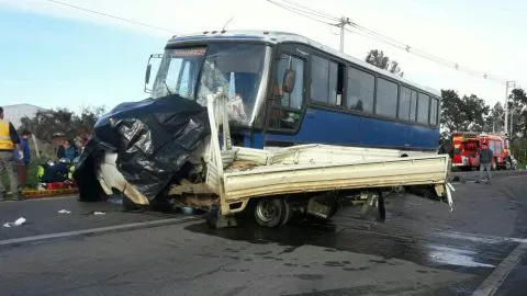 Dos fallecidos y decenas de heridos dejó colisión de bus y camión entre Quillón y Bulnes