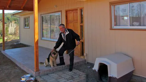 Nuevo comienzo tendrá abuelito salvado por su fiel perro durante incendios forestales