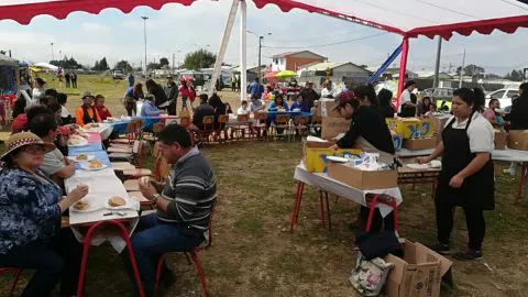 Caleta Alto del Rey regaló 530 metros de sándwich de pescado frito para celebrar el 18