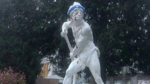 Estatuas de la UdeC fueron pintadas como protesta por la causa mapuche