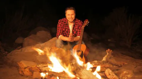 Escucha el pegajoso nuevo single de Mera: “Yo cocino”