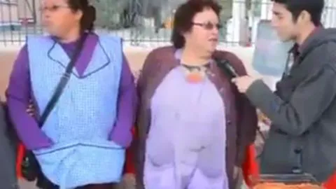 Perro se roba una empanada en plena entrevista sin que nadie lo vea