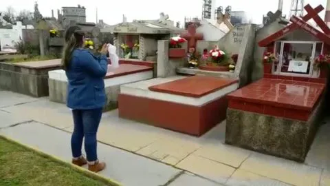 Joven sorprende bailando cueca junto a la tumba de su padre en Talcahuano